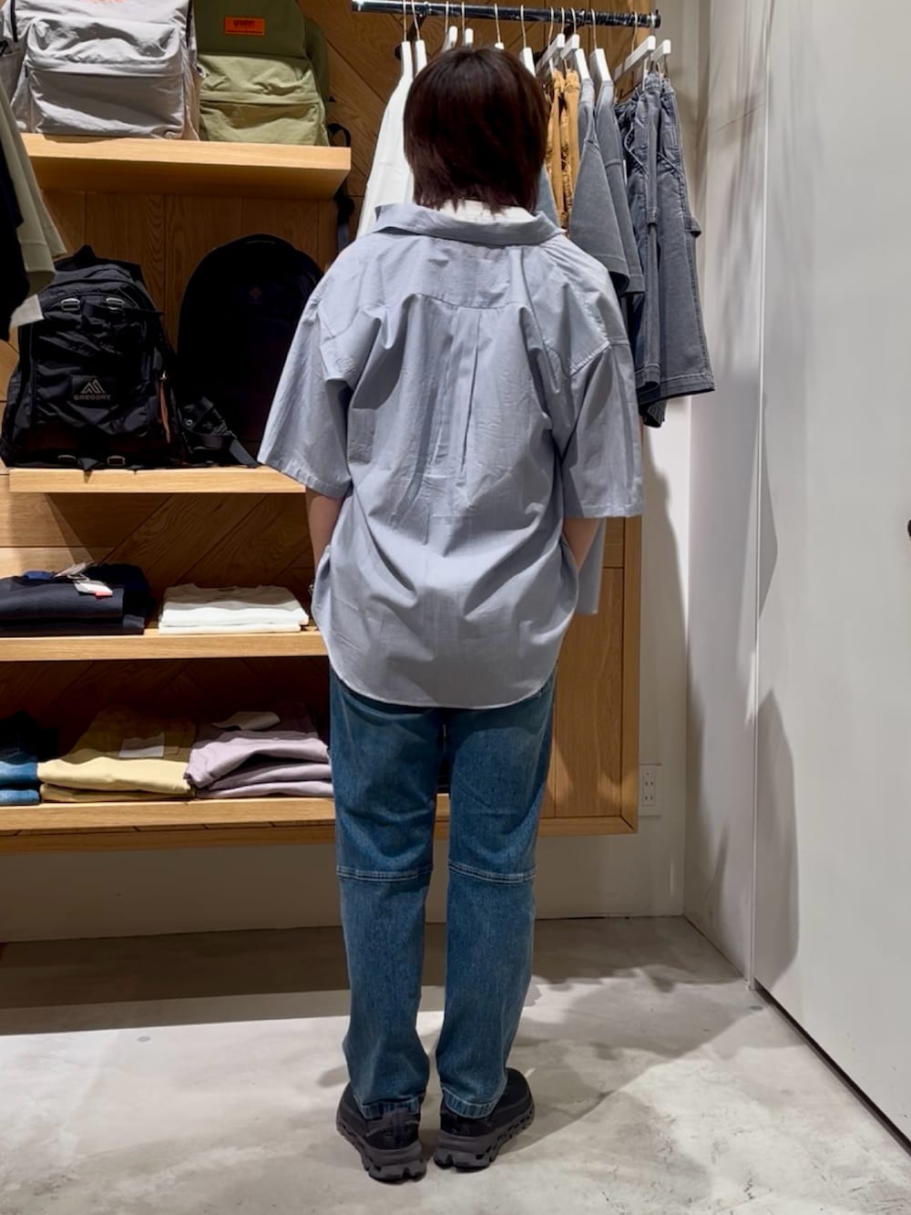 「ストライプシャツ、白Tシャツ、シンプルスタイル、メンズコーデ、夏コーデ、オトナカジュアル、今日のコーデ、夏、ootd、カジュアル、大人カジュアル、ベーシック/シンプル、デニム、BAYFLOW(BAYFLOW)、接触冷感」｜「BAYFLOWのワンポイント刺繍ストライプ半袖シャツ（シャツ/ブラウス、ブルー系）」を使った、ゆーーーとさん（メンズ・173cm）の夏コーディネートの3枚目の写真