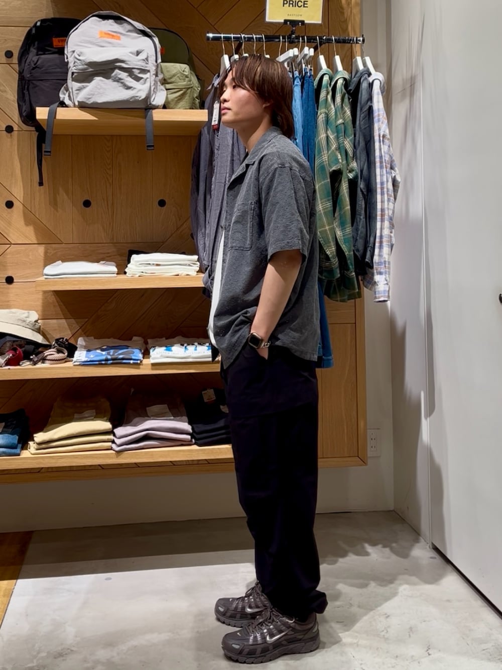 「モノトーン、シャツスタイル、白Tシャツ、夏服コーデ、半袖シャツ、夏、大人カジュアル、おしゃれさんと繋がりたい、大人コーデ、ファッションを楽しもう、オープンカラーシャツ、レース、ピグメント、BAYFLOW(BAYFLOW)、NIKE」｜「BAYFLOWのレースピグメント半袖シャツ（シャツ/ブラウス、グレー系）」を使った、ゆーーーとさん（メンズ・173cm）の夏コーディネートの2枚目の写真