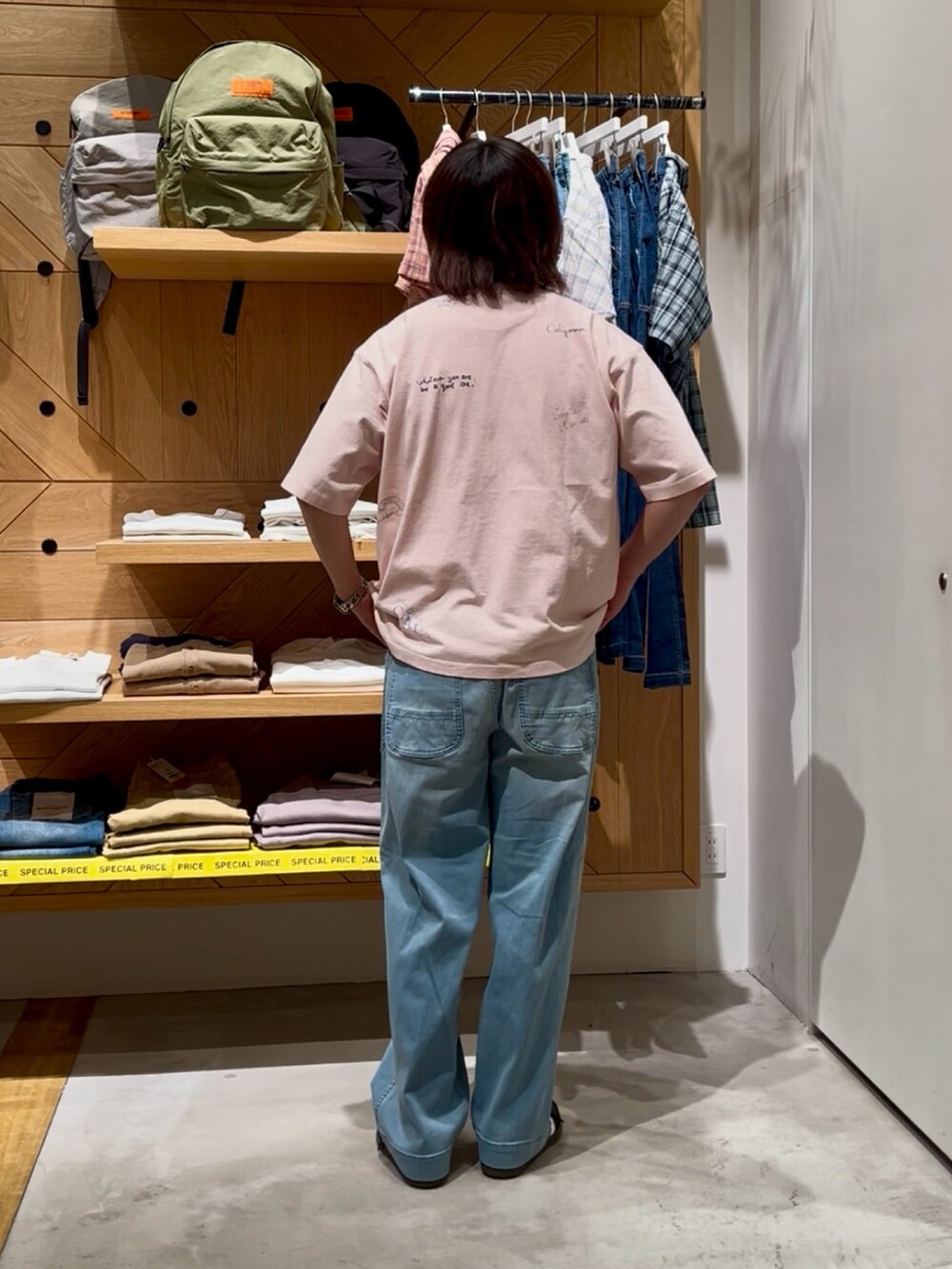 「夏服コーデ、夏、大人カジュアル、おしゃれさんと繋がりたい、大人コーデ、ファッションを楽しもう、カジュアル、ピンク、デニム、デニムパンツ、ワイドパンツ、ワイドデニム、刺繍、BAYFLOW(BAYFLOW)、adidas」｜「BAYFLOWの[遊び心がかわいい]落書き半袖Tシャツ（Tシャツ/カットソー、ピンク系）」を使った、ゆーーーとさん（メンズ・173cm）の夏コーディネートの3枚目の写真