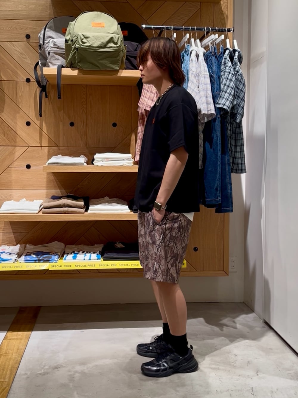 「黒Tシャツ、初夏コーデ、メンズファッション、休日コーデ、メンズコーデ、お洒落さんとつながりたい、シンプルスタイル、ラフ、ハーフパンツ、カジュアル、最近のいい感じコーデ、ゆるコーデ、リラックススタイル、BAYFLOW(BAYFLOW)、HEREIAM」｜「UNIVERSAL OVERALLの【UNIVERSAL OVERALL】別注半袖ポンチTシャツ【速乾・シワ軽減】（Tシャツ/カットソー、ブラック系）」を使った、ゆーーーとさん（メンズ・173cm）の夏コーディネートの2枚目の写真