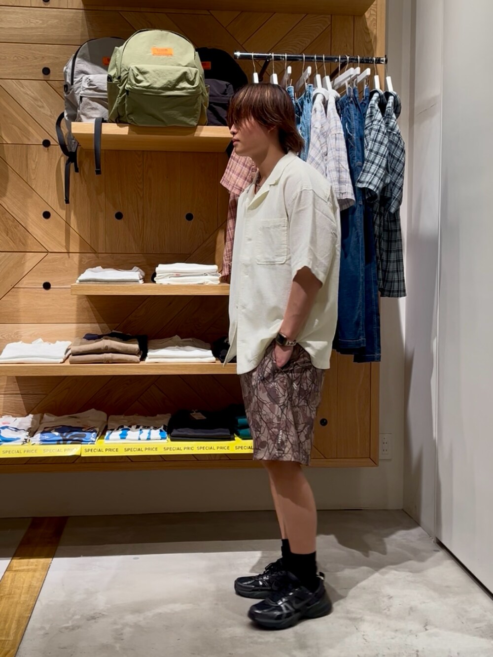 「夏コーデ、シンプルスタイル、おしゃれさんと繋がりたい、休日スタイル、いいね、save、フォローお願いします🤑、お出かけコーデ、モノトーンコーデ、ラフコーデ、夏ファッション、リラックススタイル、大人カジュアル、キレイめカジュアル、柄パンツ、シャツスタイル、BAYFLOW(BAYFLOW)」｜「BAYFLOWの[さらっと羽織れる]ワッフル半袖シャツ（シャツ/ブラウス、ホワイト系）」を使った、ゆーーーとさん（メンズ・173cm）の夏コーディネートの2枚目の写真