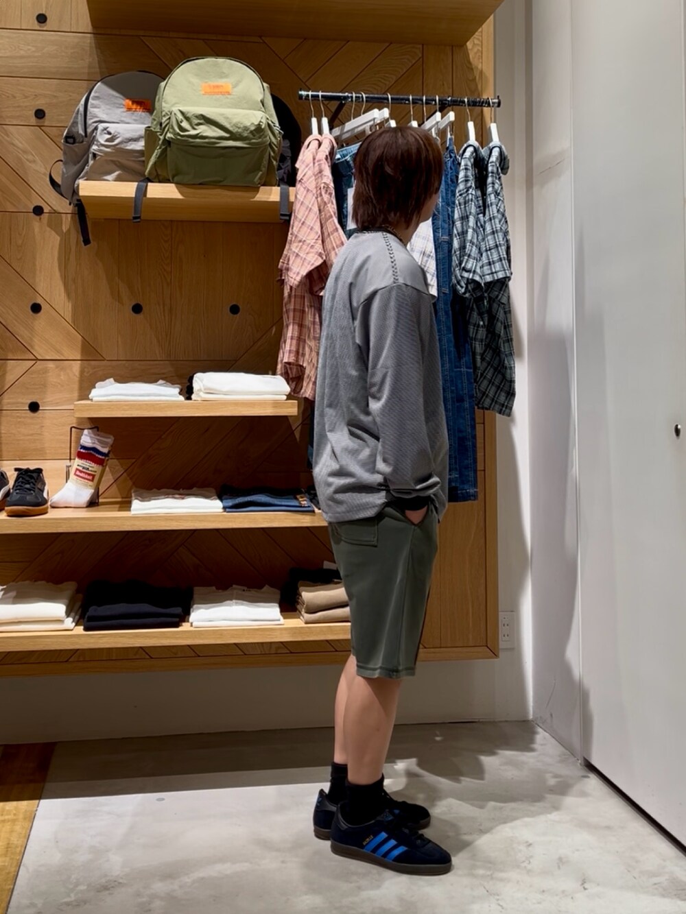 「夏コーデ、韓国ファッション、夏ファッション、いいね、save、フォローお願いします🤑、シルバーアクセサリー、大人カジュアル、モノトーン、outfit、ストリートコーデ、タンクトップ、スウェットパンツ、ロンT、ボーダー、ハーフパンツ、BAYFLOW(BAYFLOW)」｜「BAYFLOWのワンポイント刺繍長袖Tシャツ（Tシャツ/カットソー、ホワイト系）」を使った、ゆーーーとさん（メンズ・173cm）の夏コーディネートの4枚目の写真