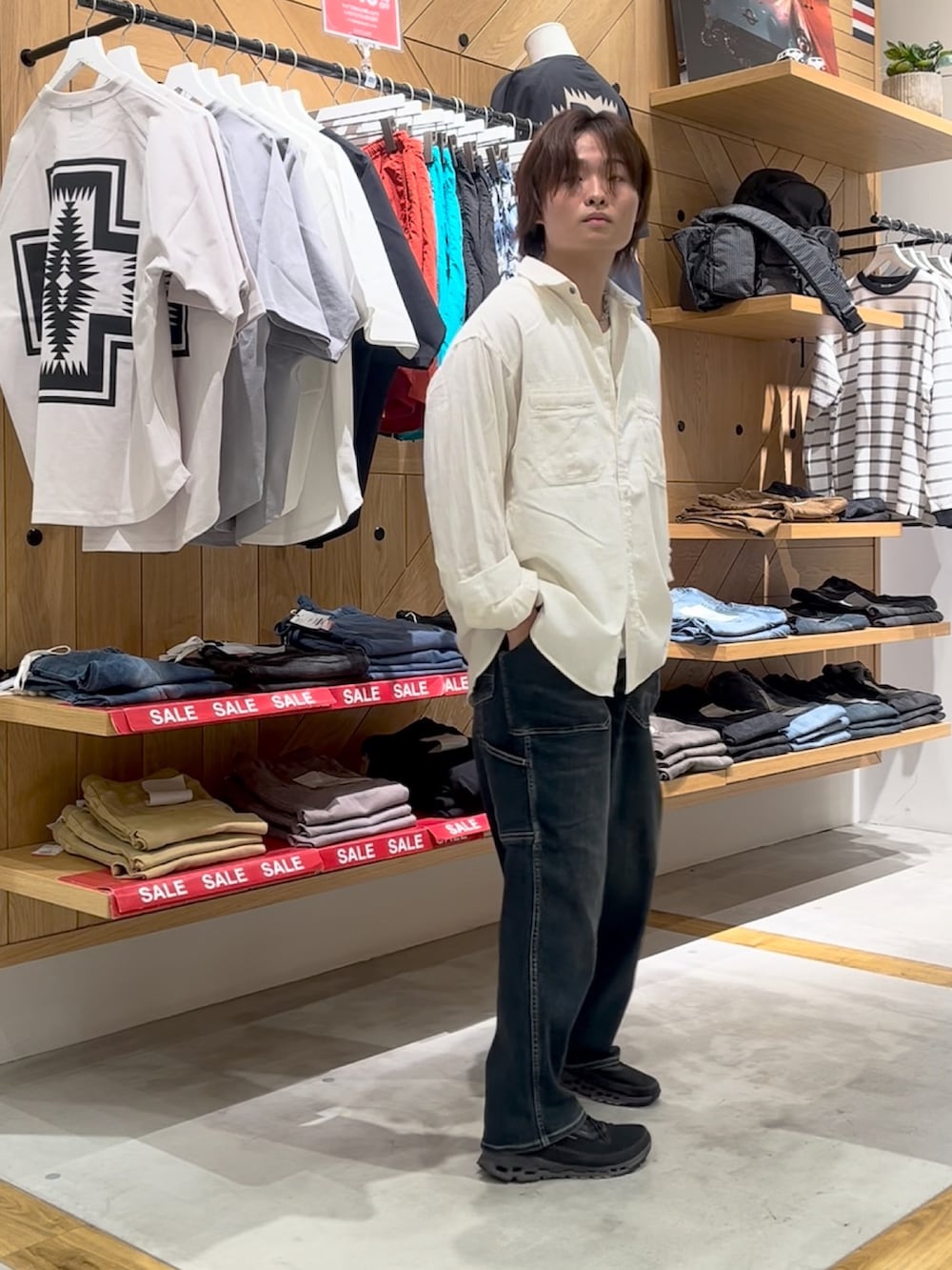 ホワイト系のシャツ/ブラウス、ホワイト系のTシャツ/カットソー、ブルー系のその他パンツを着用したメンズの夏コーディネートの3枚目の写真