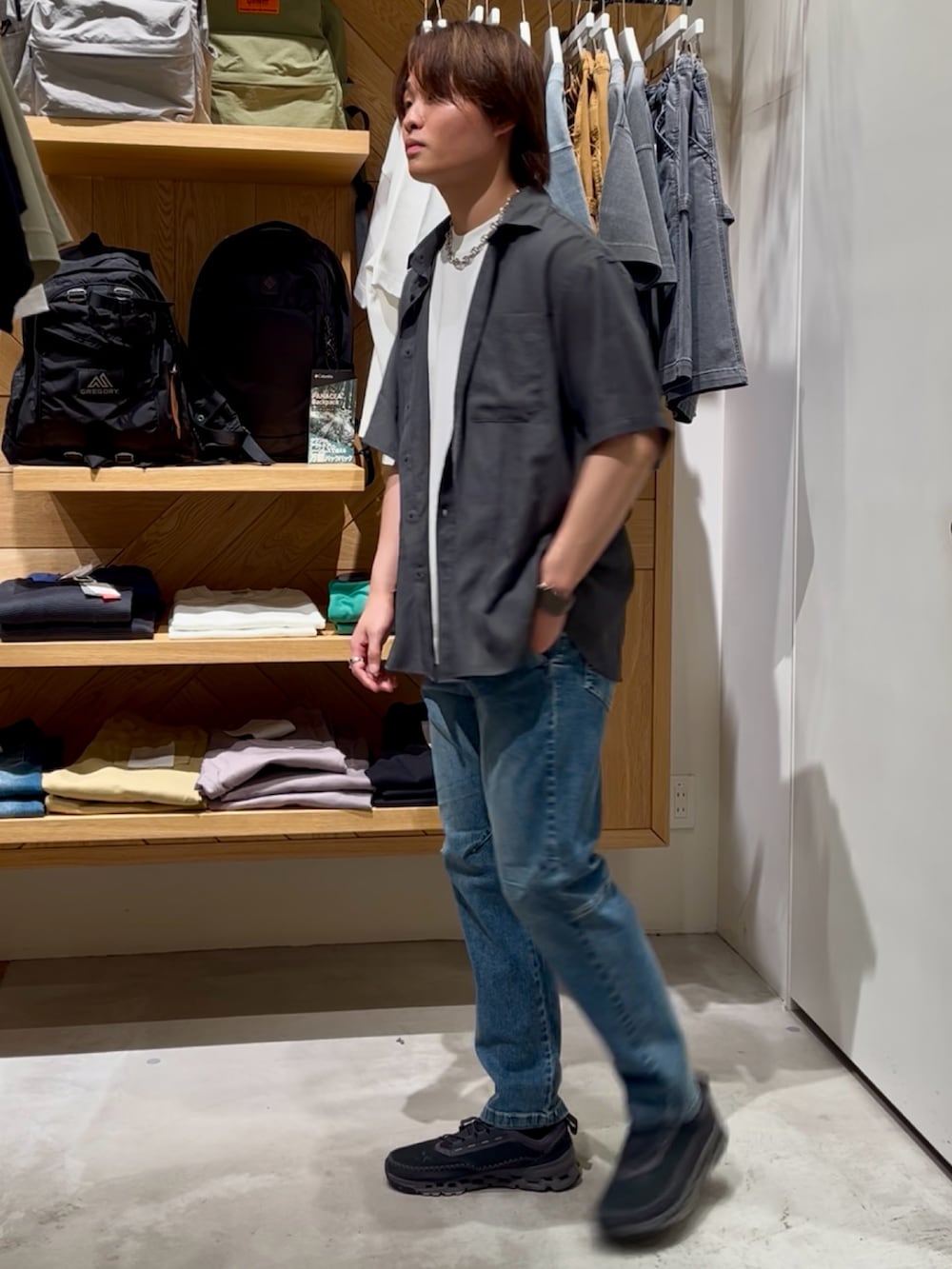 「夏コーデ、休日スタイル、メンズコーデ、初夏コーデ、スニーカー、お出かけコーデ、ootd、夏、シンプルコーデ、リラックススタイル、スニーカーコーデ、きれいめカジュアル、大人カジュアル、シアーシャツ、BAYFLOW(BAYFLOW)」｜「BAYFLOWの【軽量・速乾】シアー半袖シャツ（シャツ/ブラウス、グレー系）」を使った、ゆーーーとさん（メンズ・173cm）の夏コーディネートの3枚目の写真