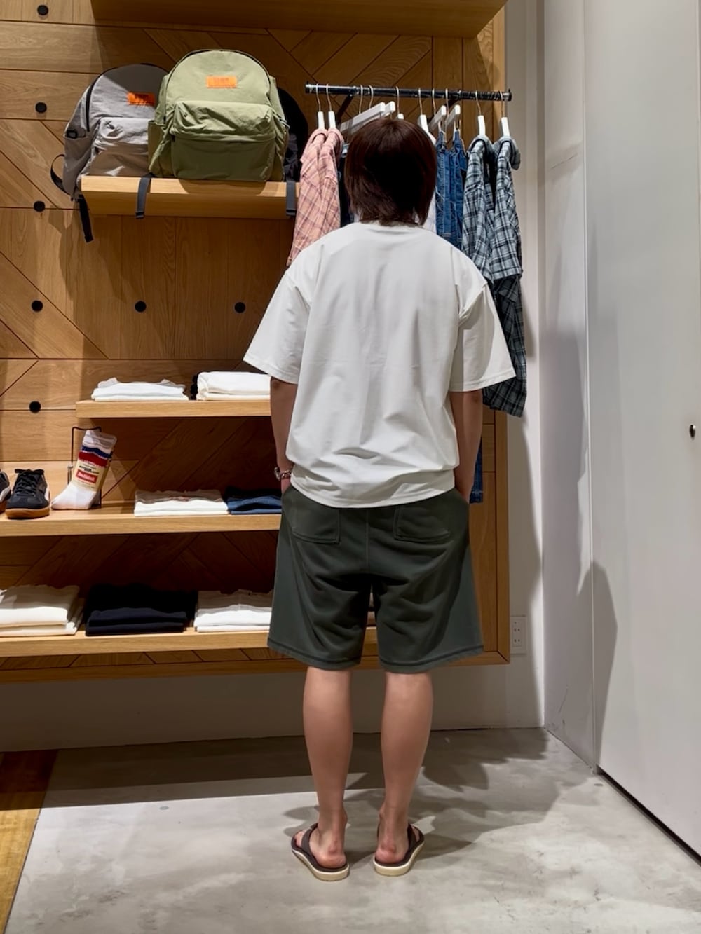 「夏コーデ、シンプルコーデ、シンプル、カジュアル、カジュアルコーデ、大人カジュアル、ベーシック/シンプル、夏、夏だ！Tシャツ着よう！、ハーフパンツ、ショートパンツ、サンダル、Tシャツ、ゆるコーデ、BAYFLOW(BAYFLOW)」｜「BAYFLOWの【接触冷感・吸水速乾】クールタッチピグメント半袖Tシャツ（Tシャツ/カットソー、ホワイト系）」を使った、ゆーーーとさん（メンズ・173cm）の夏コーディネートの3枚目の写真