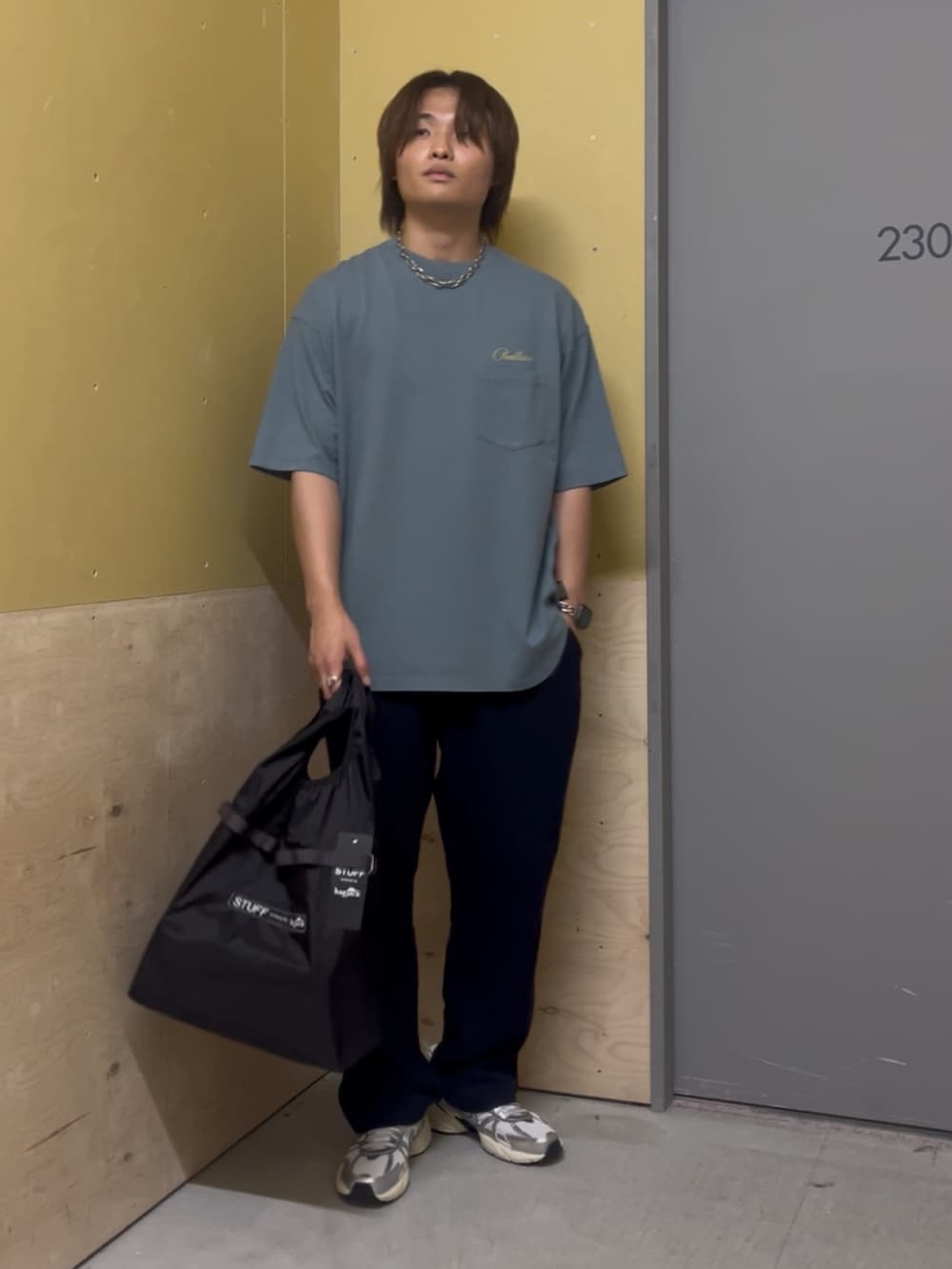 ブルー系のTシャツ/カットソー、ブルー系のその他パンツ、シルバー系のスニーカーを着用したメンズの夏コーディネートの5枚目の写真