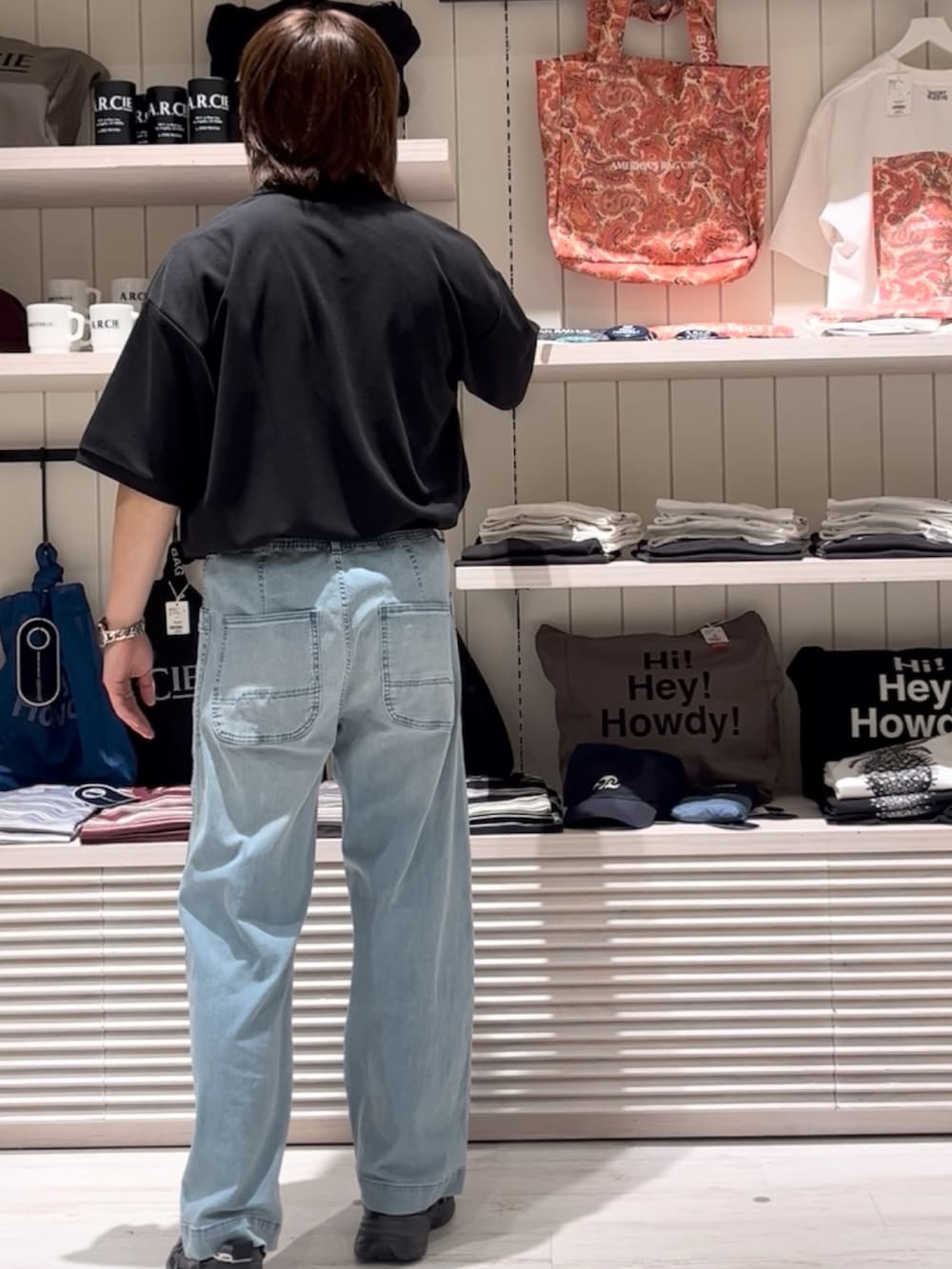 ブラック系のポロシャツ、ホワイト系のTシャツ/カットソー、ブルー系のデニムパンツを着用したメンズの夏コーディネートの2枚目の写真