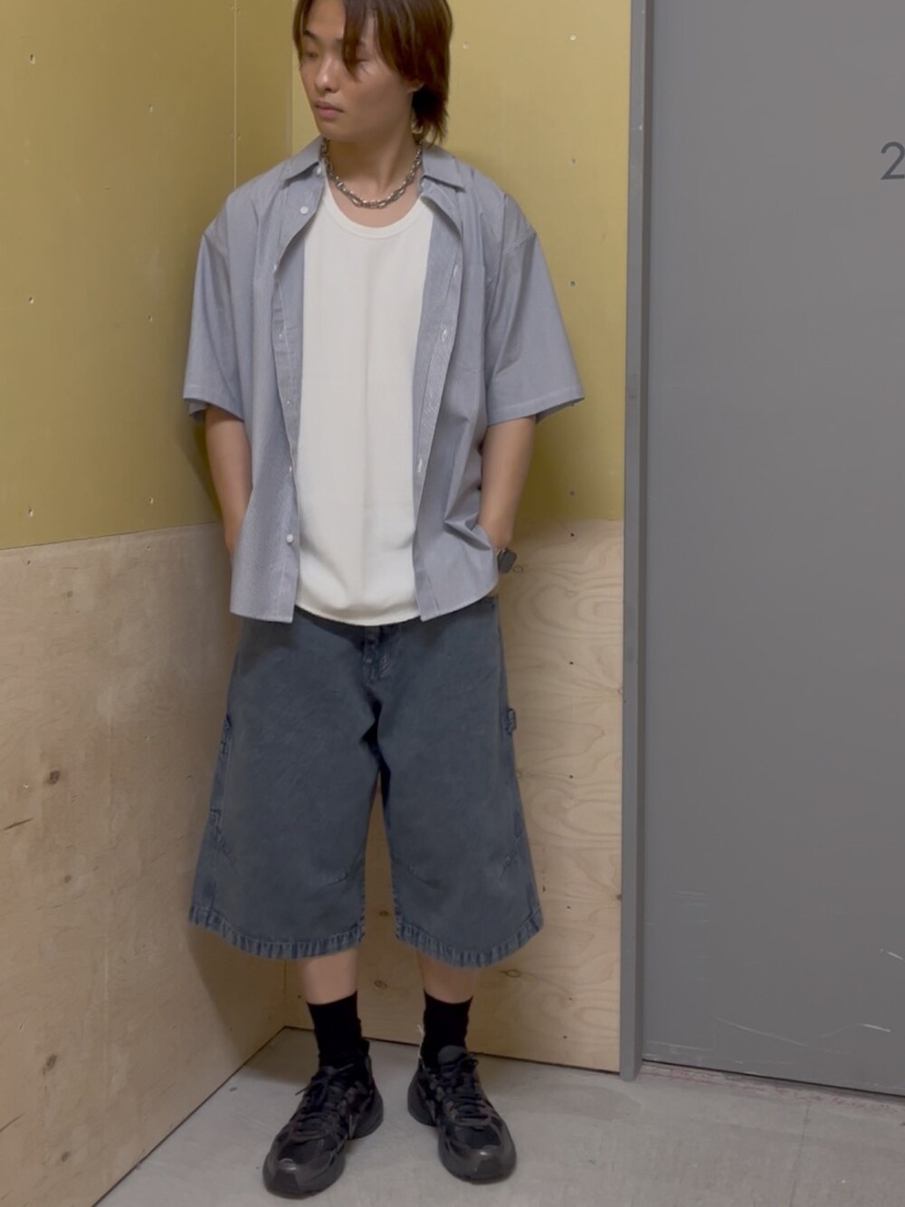 ブルー系のシャツ/ブラウス、ホワイト系のTシャツ/カットソー、ブルー系のその他パンツを着用したメンズの夏コーディネートの5枚目の写真
