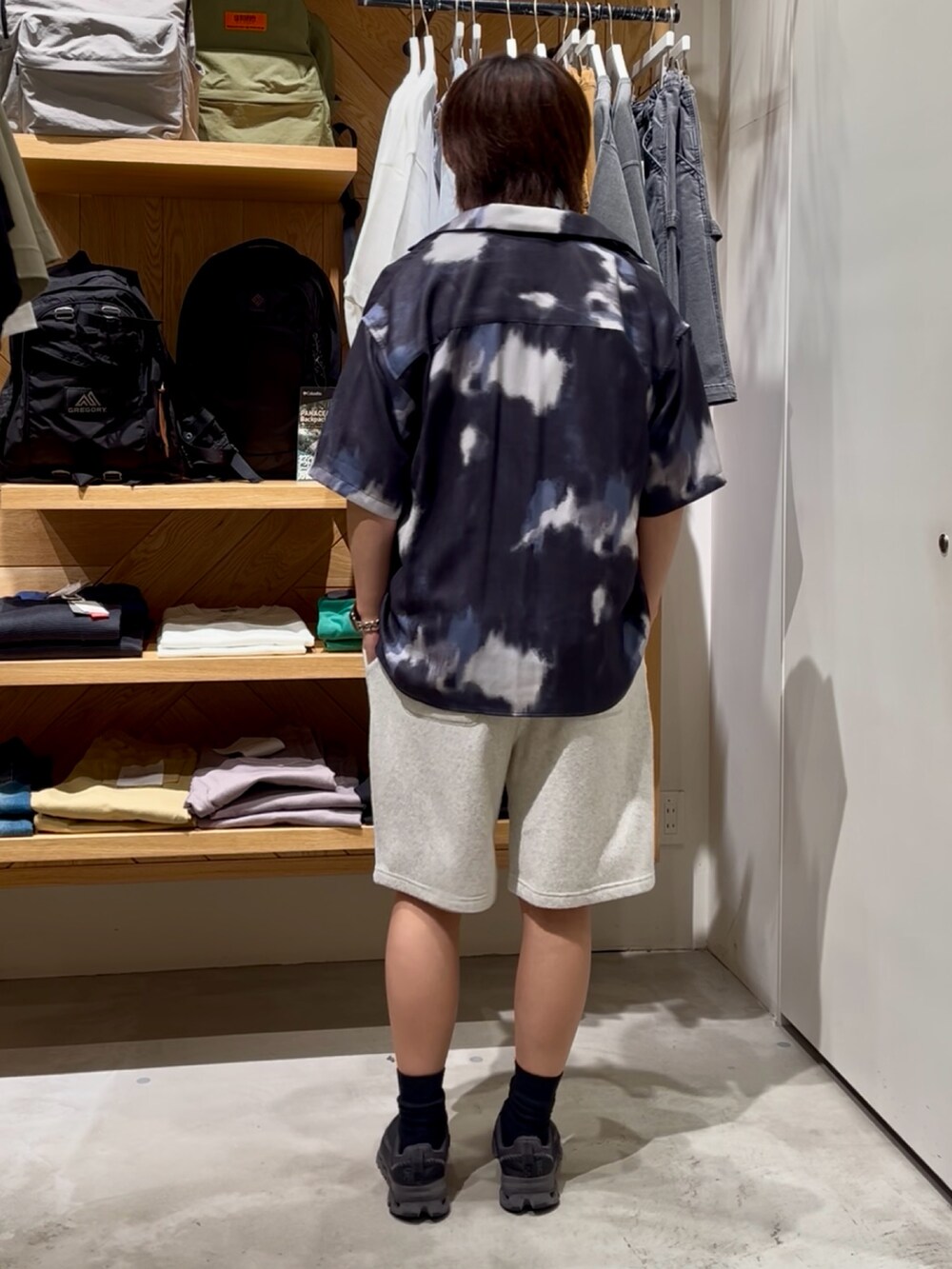 「柄シャツ、黒Tシャツ、夏コーデ、大人カジュアルコーデ、シンプルスタイル、オトナカジュアル、スニーカーコーデ、ショーツ、ショーツスタイル、おでかけコーデ、キレイめカジュアル、シンプルコーデ、白パンツ、大人カジュアル、BAYFLOW(BAYFLOW)」｜「BAYFLOWの【接触冷感】オープンカラー半袖柄シャツ（シャツ/ブラウス、ブルー系）」を使った、ゆーーーとさん（メンズ・173cm）の夏コーディネートの3枚目の写真