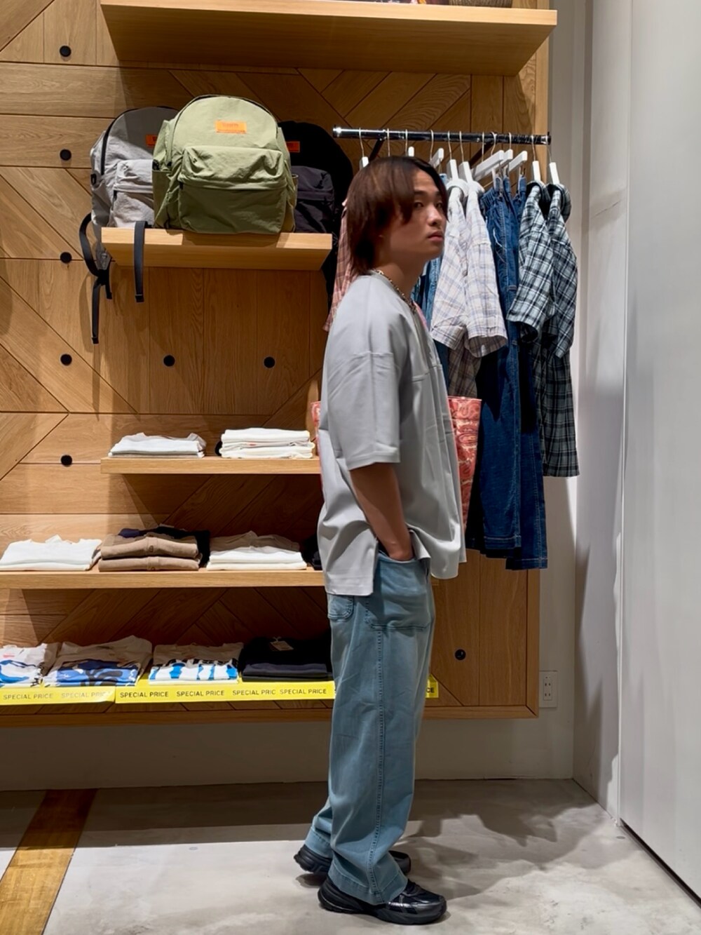 「オトナカジュアル、夏コーデ、シンプルコーデ、夏服コーデ、シンプルスタイル、メンズコーデ、ootd、きれいめカジュアル、夏服、リラックススタイル、ラフ、大人カジュアル、Tシャツ、デニムパンツ、BAYFLOW(BAYFLOW)」｜「BAYFLOWの【上品な素材感】シルケットスリット半袖Tシャツ（Tシャツ/カットソー、グレー系）」を使った、ゆーーーとさん（メンズ・173cm）の夏コーディネートの4枚目の写真