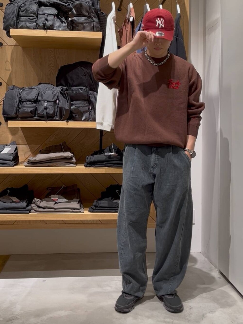 ブラック系のTシャツ/カットソー、グレー系のその他パンツ、ブラウン系のニット/セーターを着用したメンズの秋コーディネートの2枚目の写真