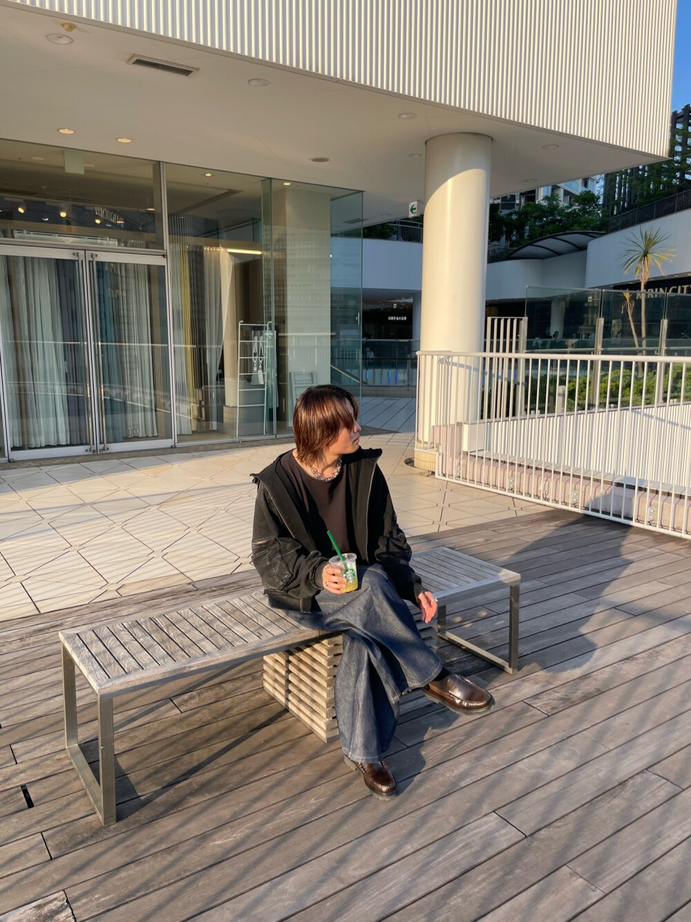 「シンプルスタイル、韓国ファッション、ワイドパンツ、ワイドデニム、リジットデニム、モード、リラックススタイル、春コーデ、大人コーデ、モノトーンコーデ、おしゃれさんと繋がりたい、ブラック、パーカー、HARE、G.H.BASS」｜「HAREの【UNDERGROUND MODE SET UP対応】ピグメントダブルポケットZIPパーカー(HARE)（パーカー、ブラック系）」を使った、ゆーーーとさん（メンズ・173cm）の春コーディネートの5枚目の写真