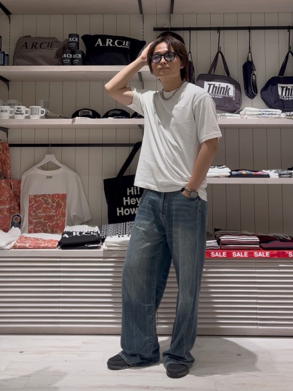 「デニム、サングラス、ノースリーブ、白Tシャツ、夏服、夏コーデ、シンプルコーデ、ベーシック/シンプル、カジュアル、大人カジュアル、夏だ！Tシャツ着よう！、Tシャツ、デニムパンツ、スニーカー、BAYFLOW(BAYFLOW)」｜「BAYFLOWの[ヴィンテージ感]ピグメント天竺半袖Tシャツ（Tシャツ/カットソー、ホワイト系）」を使った、ゆーーーとさん（メンズ・173cm）の夏コーディネートの3枚目の写真