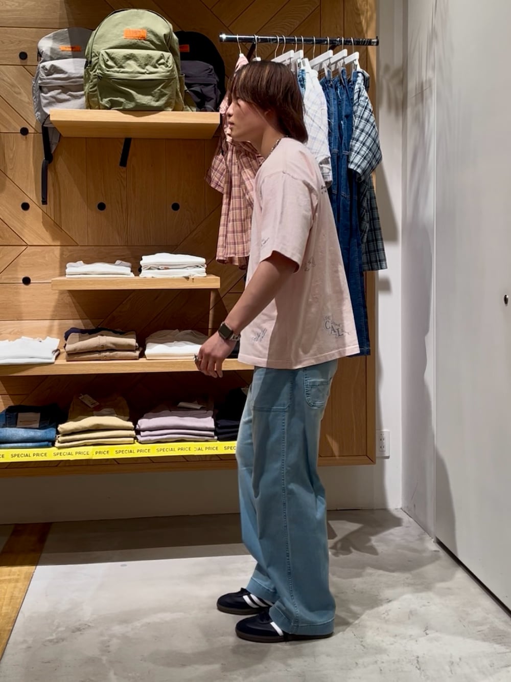 「夏服コーデ、夏、大人カジュアル、おしゃれさんと繋がりたい、大人コーデ、ファッションを楽しもう、カジュアル、ピンク、デニム、デニムパンツ、ワイドパンツ、ワイドデニム、刺繍、BAYFLOW(BAYFLOW)、adidas」｜「BAYFLOWの[遊び心がかわいい]落書き半袖Tシャツ（Tシャツ/カットソー、ピンク系）」を使った、ゆーーーとさん（メンズ・173cm）の夏コーディネートの2枚目の写真
