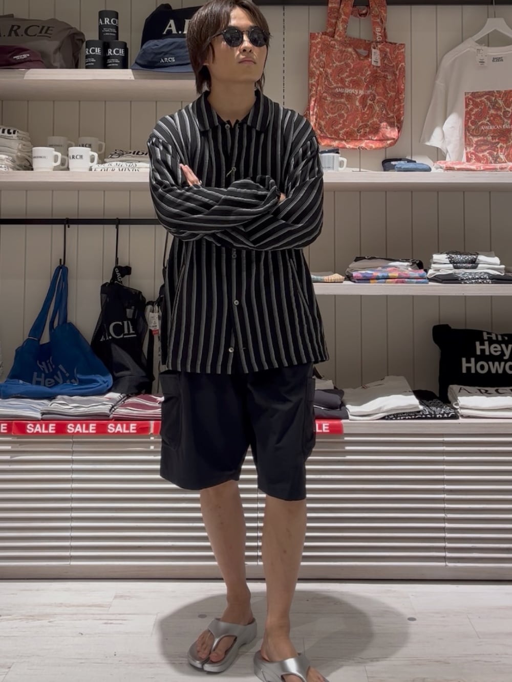 「夏ルックで気分アップ、サングラス、シンプルコーデ、ブラック、モノトーン、ベーシック/シンプル、カジュアル、ワントーン、モード、シャツスタイル、ハーフパンツ、大人カジュアル、サンダル、差し色コーデ、BAYFLOW(BAYFLOW)」｜「AMERICAN RAG CIEの【AMERICAN RAG CIE】ストライプジャケット（MEN)（その他アウター、ブラック系）」を使った、ゆーーーとさん（メンズ・173cm）の夏コーディネートの4枚目の写真