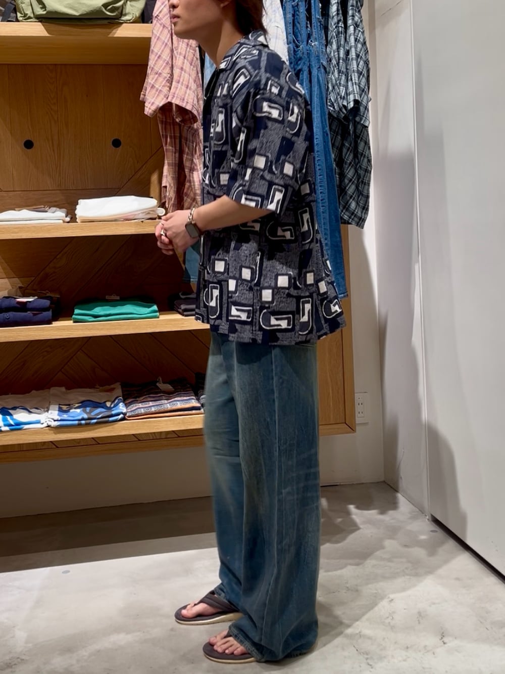 「柄シャツ、夏コーデ、メンズファッション、今日のコーデ、大人カジュアル、ゆるコーデ、休日コーデ、お洒落さんとつながりたい、オトナカジュアル、カジュアル、シャツスタイル、デニム、ワイドパンツ、サンダル、BAYFLOW(BAYFLOW)」｜「BAYFLOWの[レイヤードに最適] ワッフルラウンドタンクトップ（Tシャツ/カットソー、ホワイト系）」を使った、ゆーーーとさん（メンズ・173cm）の夏コーディネートの2枚目の写真