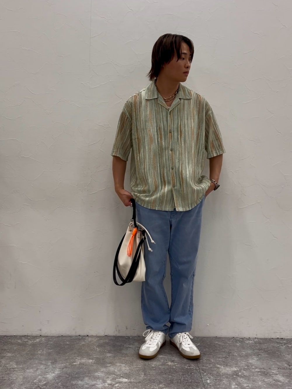 「柄シャツ、シャツスタイル、休日スタイル、ファッションを楽しもう、ラフコーデ、春夏コーデ、お出かけコーデ、デニム、ストライプシャツ、夏服、白バッグ、BAYFLOW(BAYFLOW)、テーパードパンツ、ジャーマントレーナー、スニーカー」｜「BAYFLOWの柄レースオープンカラー半袖シャツ（シャツ/ブラウス、グリーン系）」を使った、ゆーーーとさん（メンズ・173cm）の春コーディネートの3枚目の写真