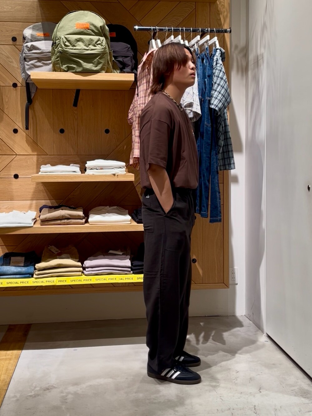「シンプルコーデ、きれいめカジュアル、Tシャツコーデ、デートコーデ、ワイドパンツ、スニーカー、カジュアルコーデ、お出かけコーデ、韓国ファッション、ゆるコーデ、春夏コーデ、ラフ、大人カジュアル、BAYFLOW(BAYFLOW)、テディベア」｜「BAYFLOWの【TeddyBear/テディベア】天竺半袖Tシャツ【抗菌防臭】（Tシャツ/カットソー、ブラウン系）」を使った、ゆーーーとさん（メンズ・173cm）の夏コーディネートの4枚目の写真