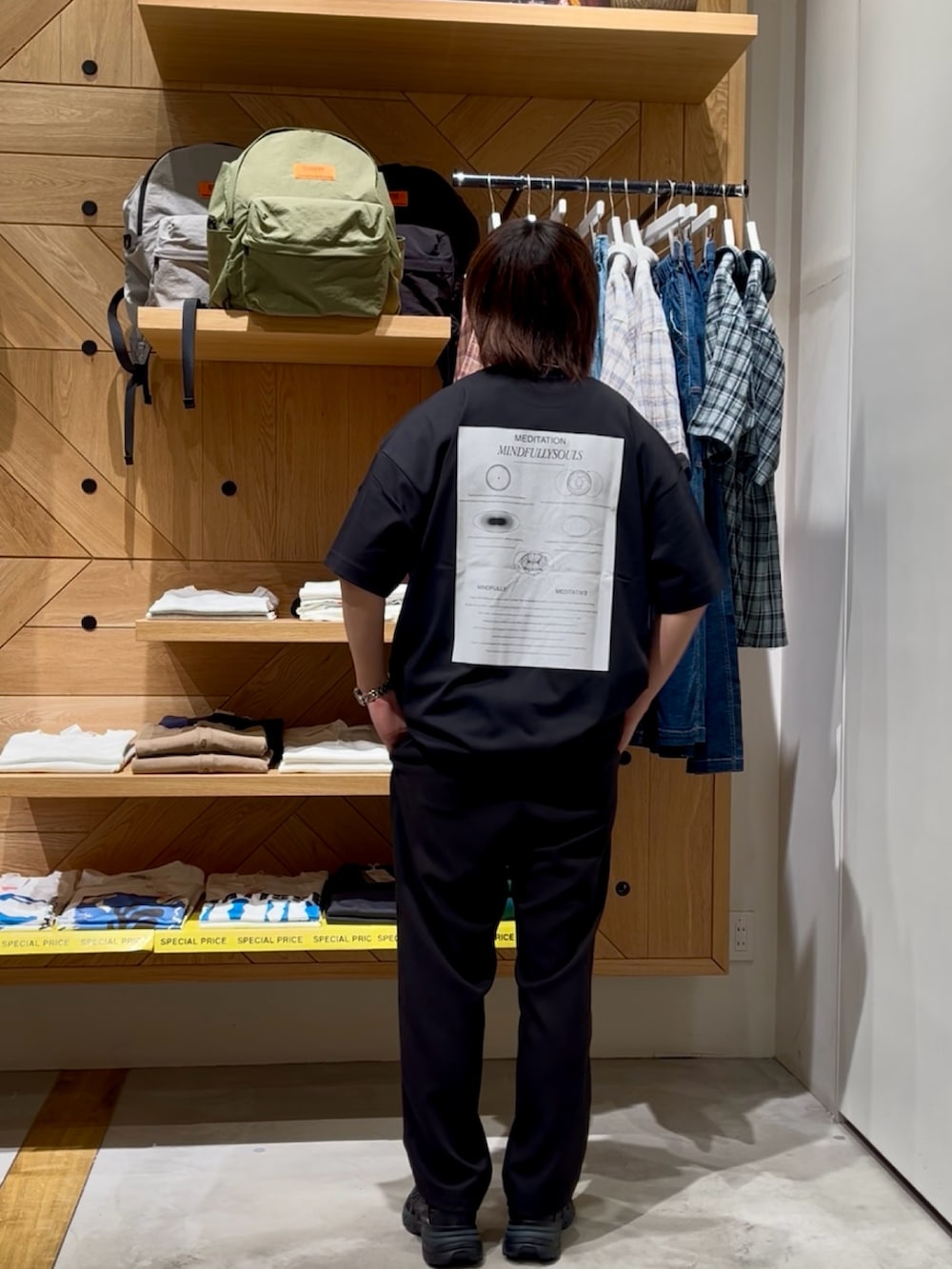 「夏コーデ、黒Tシャツ、韓国ファッション、大人カジュアル、春夏コーデ、きれいめカジュアル、カジュアルコーデ、大人コーデ、ootd、お洒落さんとつながりたい、ゆるコーデ、夏服、シンプルコーデ、プリントT、BAYFLOW(BAYFLOW)」｜「BAYFLOWの【BUDDIES Dept.】バックプリントTシャツ[吸水速乾]（Tシャツ/カットソー、ブラック系）」を使った、ゆーーーとさん（メンズ・173cm）の夏コーディネートの3枚目の写真