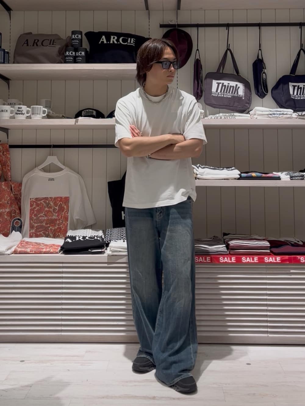 「デニム、サングラス、ノースリーブ、白Tシャツ、夏服、夏コーデ、シンプルコーデ、ベーシック/シンプル、カジュアル、大人カジュアル、夏だ！Tシャツ着よう！、Tシャツ、デニムパンツ、スニーカー、BAYFLOW(BAYFLOW)」｜「BAYFLOWの[ヴィンテージ感]ピグメント天竺半袖Tシャツ（Tシャツ/カットソー、ホワイト系）」を使った、ゆーーーとさん（メンズ・173cm）の夏コーディネートの2枚目の写真