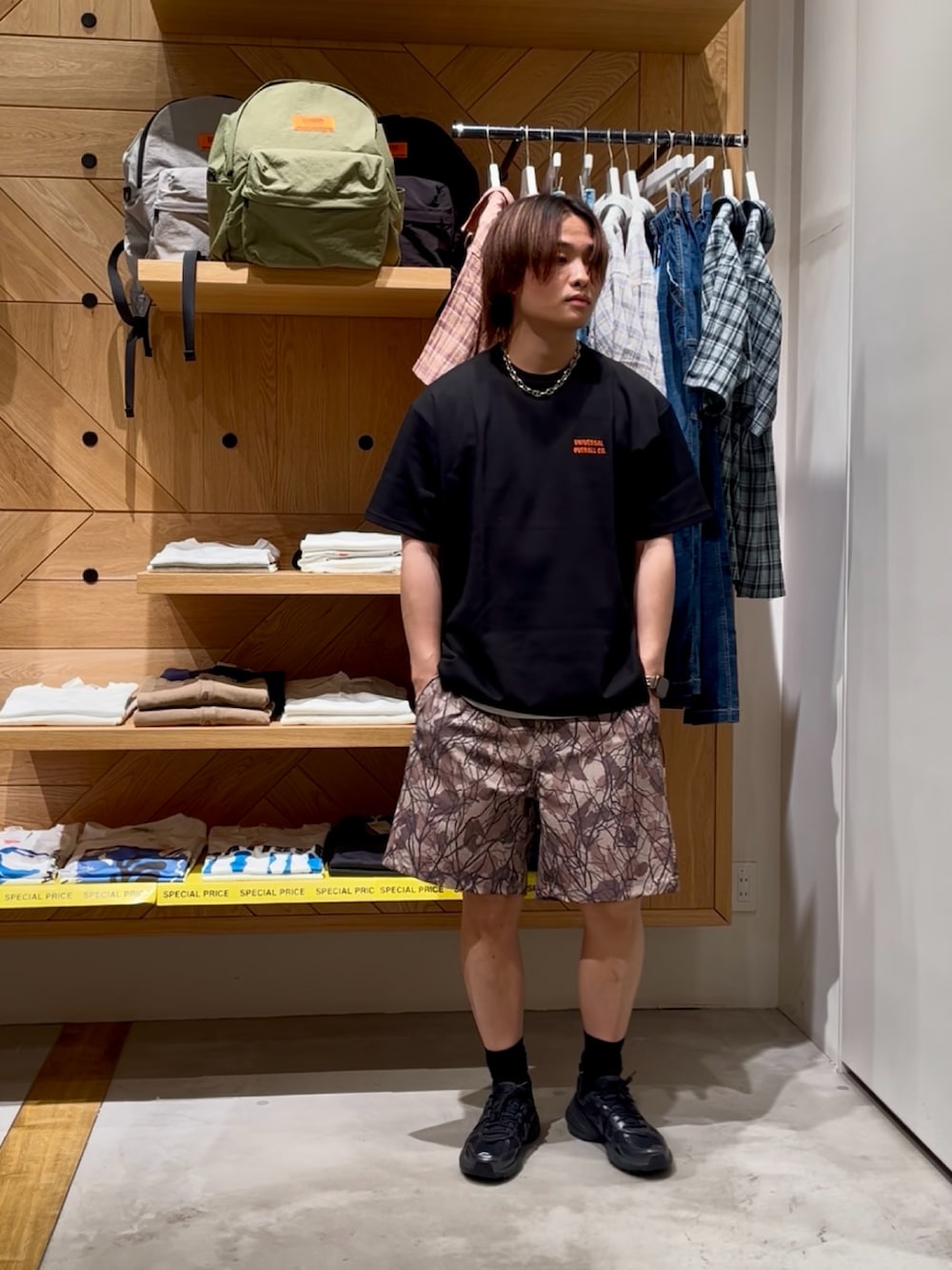 「黒Tシャツ、初夏コーデ、メンズファッション、休日コーデ、メンズコーデ、お洒落さんとつながりたい、シンプルスタイル、ラフ、ハーフパンツ、カジュアル、最近のいい感じコーデ、ゆるコーデ、リラックススタイル、BAYFLOW(BAYFLOW)、HEREIAM」｜「UNIVERSAL OVERALLの【UNIVERSAL OVERALL】別注半袖ポンチTシャツ【速乾・シワ軽減】（Tシャツ/カットソー、ブラック系）」を使った、ゆーーーとさん（メンズ・173cm）の夏コーディネートの5枚目の写真