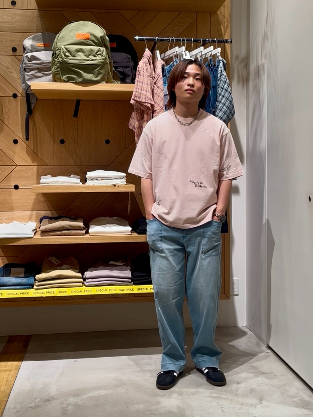 「夏服コーデ、夏、大人カジュアル、おしゃれさんと繋がりたい、大人コーデ、ファッションを楽しもう、カジュアル、ピンク、デニム、デニムパンツ、ワイドパンツ、ワイドデニム、刺繍、BAYFLOW(BAYFLOW)、adidas」｜「BAYFLOWの[遊び心がかわいい]落書き半袖Tシャツ（Tシャツ/カットソー、ピンク系）」を使った、ゆーーーとさん（メンズ・173cm）の夏コーディネートの5枚目の写真