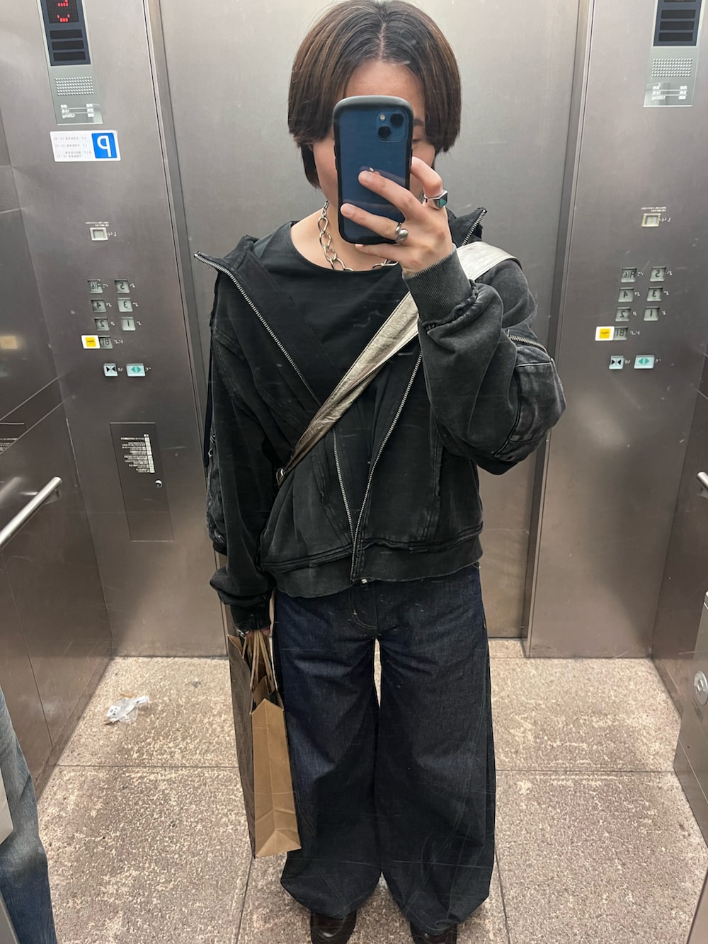 「シンプルスタイル、韓国ファッション、ワイドパンツ、ワイドデニム、リジットデニム、モード、リラックススタイル、春コーデ、大人コーデ、モノトーンコーデ、おしゃれさんと繋がりたい、ブラック、パーカー、HARE、G.H.BASS」｜「HAREの【UNDERGROUND MODE SET UP対応】ピグメントダブルポケットZIPパーカー(HARE)（パーカー、ブラック系）」を使った、ゆーーーとさん（メンズ・173cm）の春コーディネートの4枚目の写真