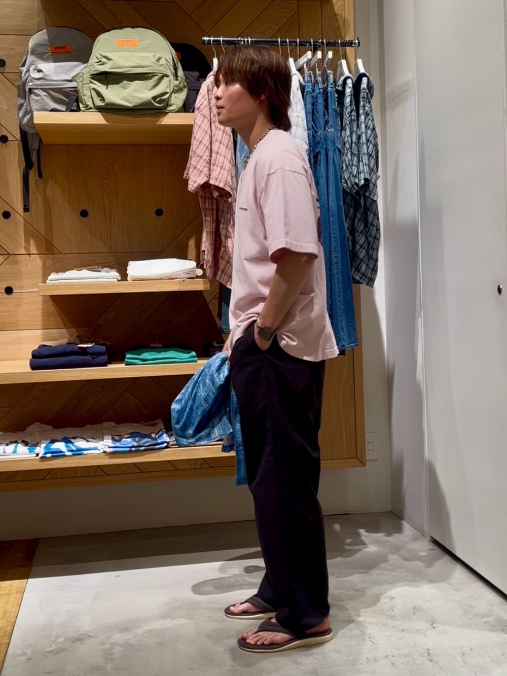 「柄シャツ、夏コーデ、メンズファッション、今日のコーデ、ラフコーデ、夏だ！Tシャツ着よう！、休日スタイル、カジュアル、シンプルコーデ、Tシャツ、ワイドパンツ、ナイロンパンツ、サンダル、大人カジュアル、BAYFLOW(BAYFLOW)」｜「BAYFLOWのFRUITS半袖Tシャツ（Tシャツ/カットソー、ピンク系）」を使った、ゆーーーとさん（メンズ・173cm）の夏コーディネートの2枚目の写真