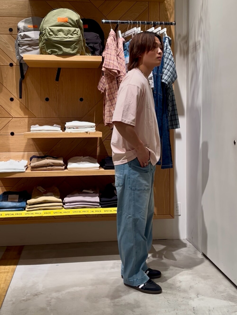 「夏服コーデ、夏、大人カジュアル、おしゃれさんと繋がりたい、大人コーデ、ファッションを楽しもう、カジュアル、ピンク、デニム、デニムパンツ、ワイドパンツ、ワイドデニム、刺繍、BAYFLOW(BAYFLOW)、adidas」｜「BAYFLOWの[遊び心がかわいい]落書き半袖Tシャツ（Tシャツ/カットソー、ピンク系）」を使った、ゆーーーとさん（メンズ・173cm）の夏コーディネートの4枚目の写真