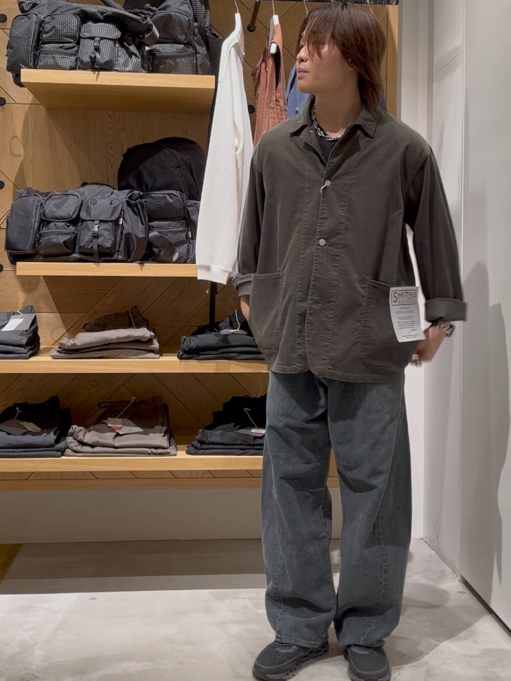 ブラック系のTシャツ/カットソー、グリーン系のカバーオール、グレー系のその他パンツを着用したメンズの秋コーディネートの5枚目の写真