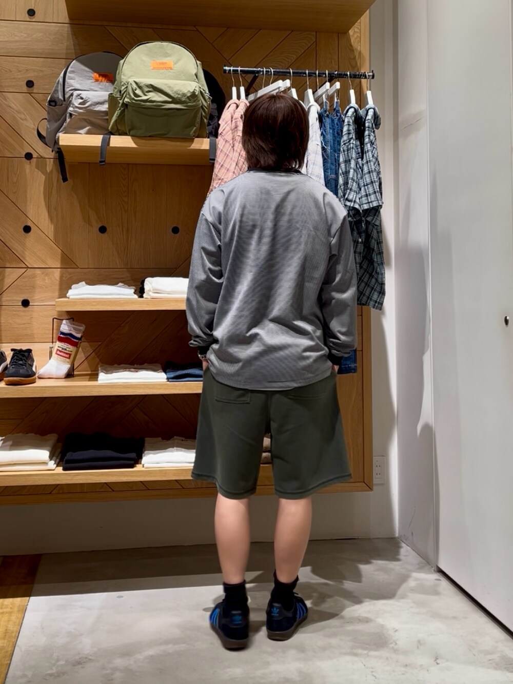 「夏コーデ、韓国ファッション、夏ファッション、いいね、save、フォローお願いします🤑、シルバーアクセサリー、大人カジュアル、モノトーン、outfit、ストリートコーデ、タンクトップ、スウェットパンツ、ロンT、ボーダー、ハーフパンツ、BAYFLOW(BAYFLOW)」｜「BAYFLOWのワンポイント刺繍長袖Tシャツ（Tシャツ/カットソー、ホワイト系）」を使った、ゆーーーとさん（メンズ・173cm）の夏コーディネートの3枚目の写真