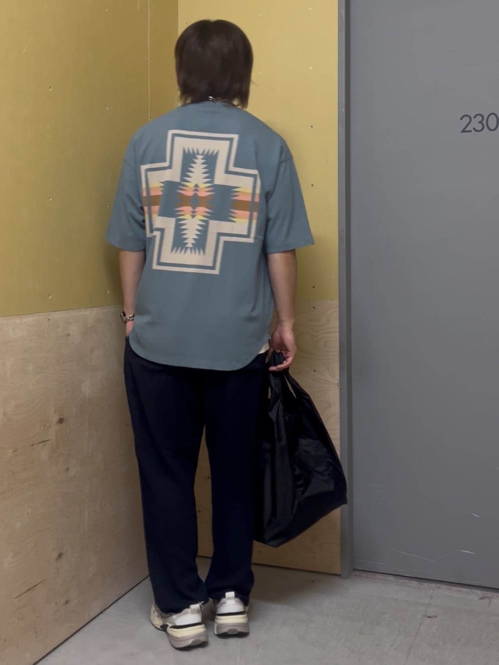 ブルー系のTシャツ/カットソー、ブルー系のその他パンツ、シルバー系のスニーカーを着用したメンズの夏コーディネートの4枚目の写真