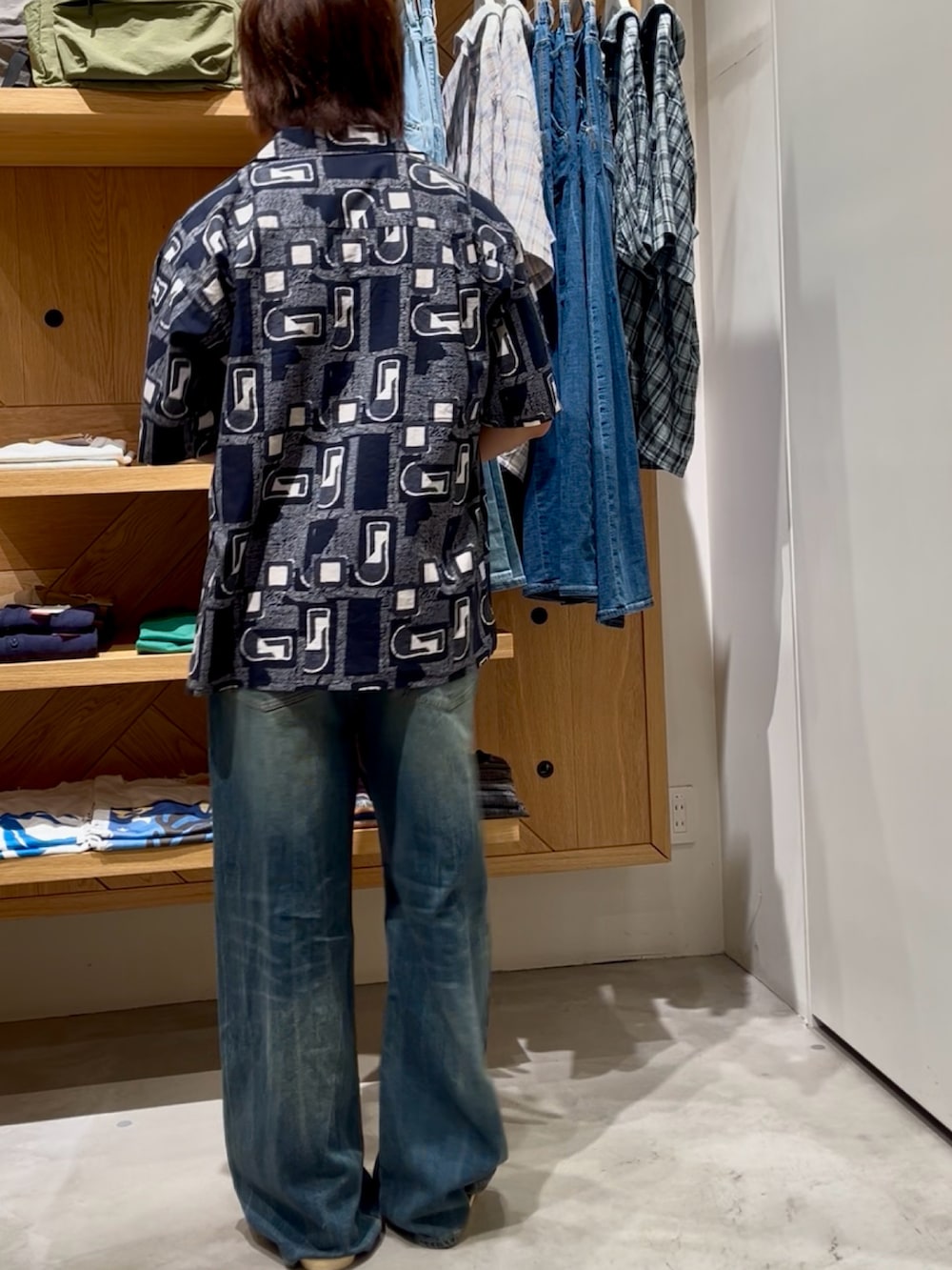「柄シャツ、夏コーデ、メンズファッション、今日のコーデ、大人カジュアル、ゆるコーデ、休日コーデ、お洒落さんとつながりたい、オトナカジュアル、カジュアル、シャツスタイル、デニム、ワイドパンツ、サンダル、BAYFLOW(BAYFLOW)」｜「BAYFLOWの[レイヤードに最適] ワッフルラウンドタンクトップ（Tシャツ/カットソー、ホワイト系）」を使った、ゆーーーとさん（メンズ・173cm）の夏コーディネートの3枚目の写真