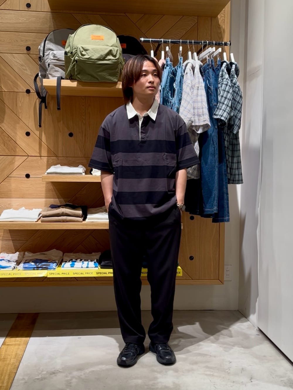 「夏コーデ、シンプルスタイル、おしゃれさんと繋がりたい、休日スタイル、いいね、save、フォローお願いします🤑、お出かけコーデ、ワイドパンツ、モノトーンコーデ、スニーカー、韓国ファッション、ラフコーデ、夏ファッション、リラックススタイル、大人カジュアル、BAYFLOW(BAYFLOW)」｜「AMERICAN RAG CIEの【AMERICAN RAG CIE】ラグビーシャツ（ユニセックス）（その他トップス、グレー系）」を使った、ゆーーーとさん（メンズ・173cm）の夏コーディネートの5枚目の写真