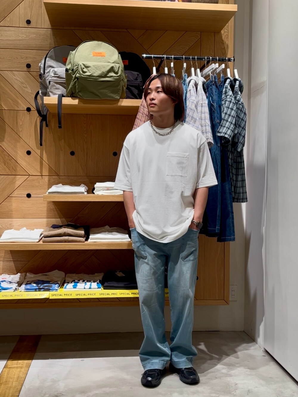 「白Tシャツ、夏コーデ、大人カジュアルコーデ、シンプルスタイル、オトナカジュアル、スニーカーコーデ、デニム、おでかけコーデ、シンプルコーデ、スニーカー、おしゃれさんと繋がりたい、ワイドデニム、大人カジュアル、BAYFLOW(BAYFLOW)、oceanpacific」｜「Ocean Pacificの【Ocean Pacific(オーシャンパシフィック)】別注ロゴTシャツ（Tシャツ/カットソー、ホワイト系）」を使った、ゆーーーとさん（メンズ・173cm）の夏コーディネートの5枚目の写真