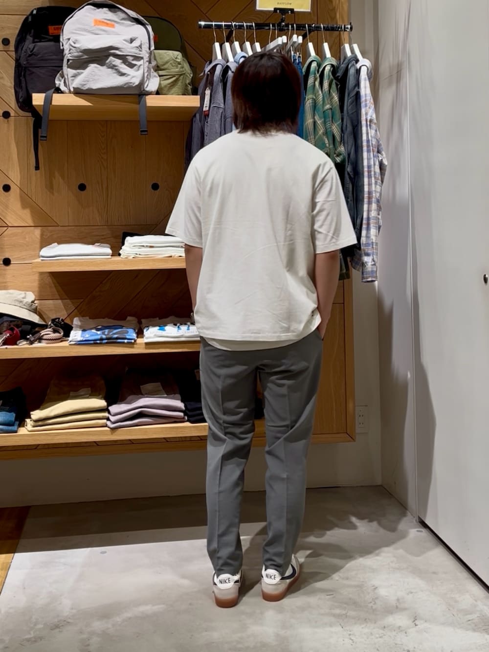 「白Tシャツ、休日スタイル、オトナカジュアル、ootd、シンプルスタイル、リラックススタイル、スニーカー、今日のコーデ、ラフコーデ、カジュアルスタイル、きれいめカジュアル、大人カジュアル、バンドT、スラックス、BAYFLOW(BAYFLOW)」｜「BAYFLOWのヴィンテージライク半袖バンドTシャツ（Tシャツ/カットソー、ホワイト系）」を使った、ゆーーーとさん（メンズ・173cm）の夏コーディネートの3枚目の写真