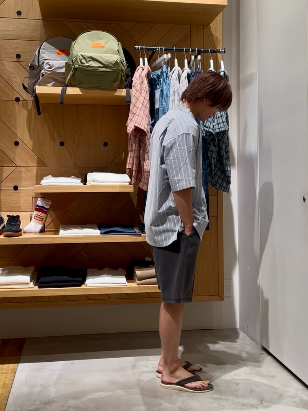 「サンダル、夏コーデ、カジュアルコーデ、メンズコーデ、休日スタイル、最近のいい感じコーデ、ショートパンツ、シャツスタイル、ストライプシャツ、スウェット、夏、オーバーサイズ、大人カジュアル、いいね、save、フォローお願いします🤑、BAYFLOW(BAYFLOW)」｜「BAYFLOWの【TeddyBear/テディベア】刺繍オープンカラー半袖シャツ（シャツ/ブラウス、ブルー系）」を使った、ゆーーーとさん（メンズ・173cm）の夏コーディネートの4枚目の写真