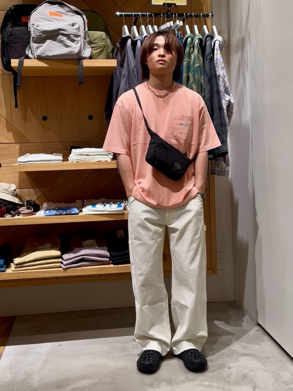 「ワイドパンツ、夏コーデ、初夏コーデ、お洒落さんとつながりたい、大人コーデ、夏服コーデ、メンズファッション、ラクチンコーデ、ゆるコーデ、オトナカジュアル、BAYFLOW(BAYFLOW)、ノースフェイス、merrell、サンダル、ピンク」｜「BAYFLOWの［ナチュラルなフェード感］スノーワンポイント刺繍Tシャツ（Tシャツ/カットソー、ピンク系）」を使った、ゆーーーとさん（メンズ・173cm）の春コーディネートの5枚目の写真