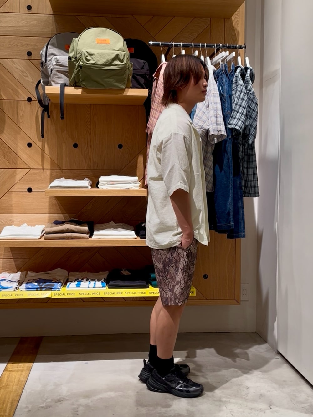 「夏コーデ、シンプルスタイル、おしゃれさんと繋がりたい、休日スタイル、いいね、save、フォローお願いします🤑、お出かけコーデ、モノトーンコーデ、ラフコーデ、夏ファッション、リラックススタイル、大人カジュアル、キレイめカジュアル、柄パンツ、シャツスタイル、BAYFLOW(BAYFLOW)」｜「BAYFLOWの[さらっと羽織れる]ワッフル半袖シャツ（シャツ/ブラウス、ホワイト系）」を使った、ゆーーーとさん（メンズ・173cm）の夏コーディネートの4枚目の写真