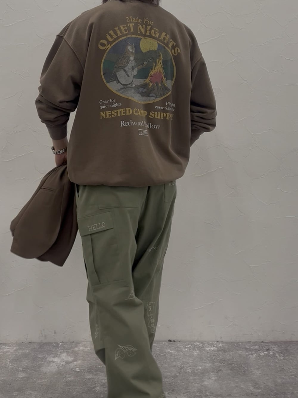 ブラウン系のスウェット、ブラウン系のテーラードジャケット、グリーン系のその他パンツを着用したメンズの秋コーディネートの4枚目の写真