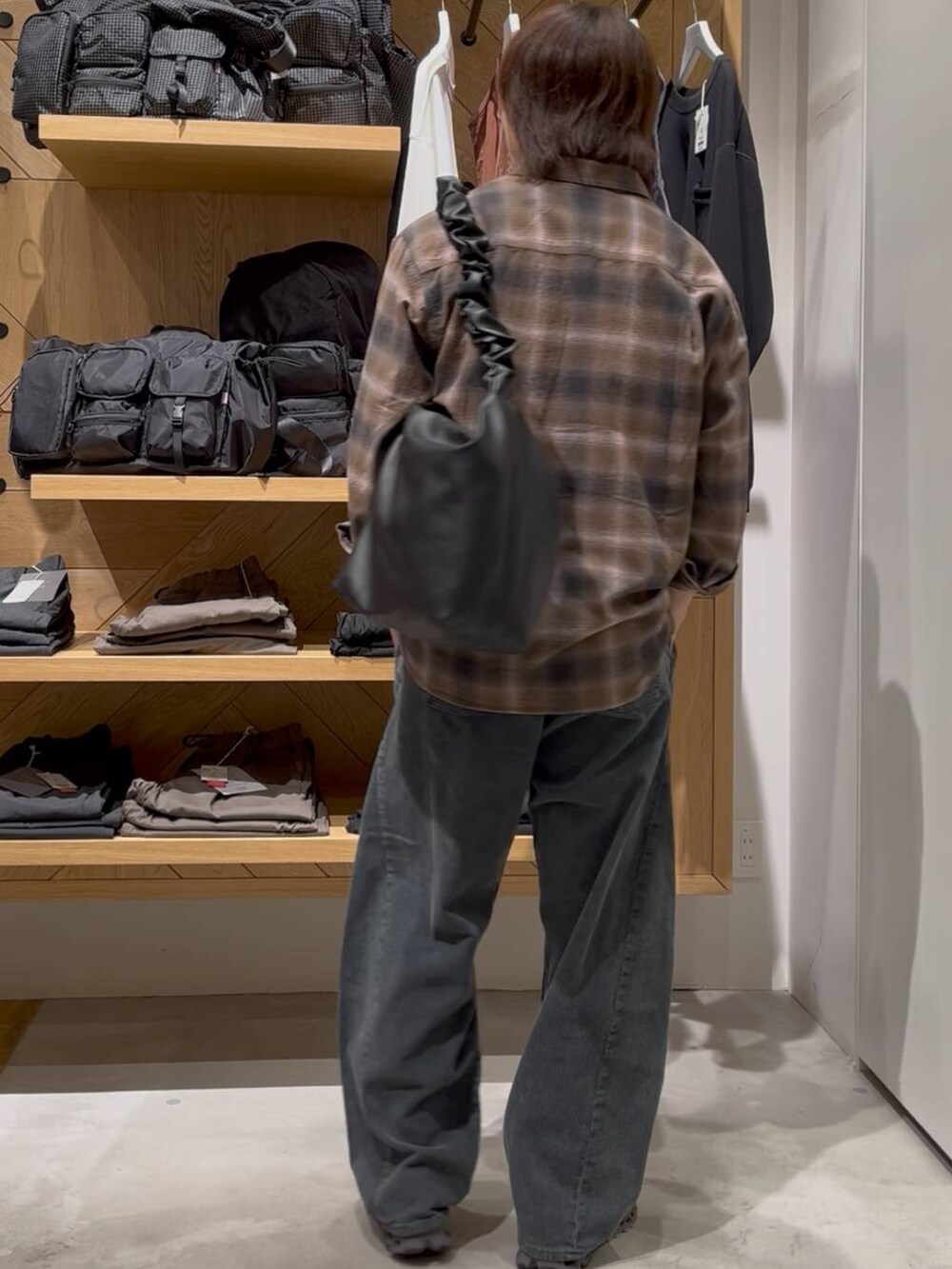 ブラック系のTシャツ/カットソー、グレー系のその他パンツ、ブラウン系のシャツ/ブラウスを着用したメンズの秋コーディネートの3枚目の写真