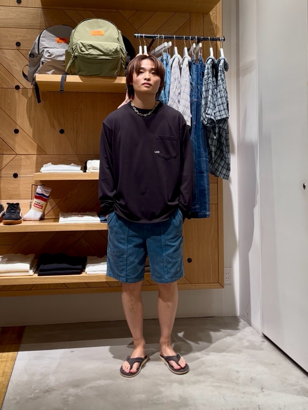 「夏コーデ、ストリート、初夏コーデ、夏、休日スタイル、メンズコーデ、お出かけコーデ、最近のいい感じコーデ、大人カジュアル、カジュアル、ロンT、ショートパンツ、サンダル、カジュアルコーデ、BAYFLOW(BAYFLOW)」｜「BAYFLOWのワンポイント刺繍長袖Tシャツ（Tシャツ/カットソー、ブラック系）」を使った、ゆーーーとさん（メンズ・173cm）の夏コーディネートの5枚目の写真