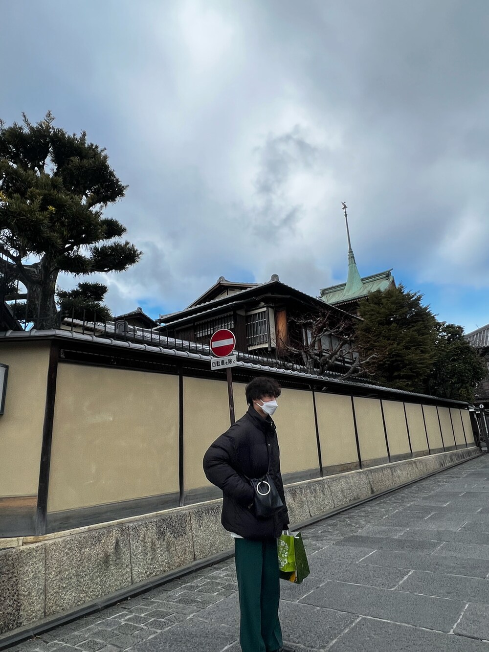 「旅行、重ね着ベストシーズン、キレイめ、きれいめコーディネート、メンズコーデ、休日コーデ、ビッグシルエット、シンプルスタイル、スラックス、革靴、ミニバッグ、冬コーデ、モード、グリーン、ダウンジャケット」｜「LILLのボリュームハイネックエコダウンジャケット（ダウンジャケット/コート、ブラック系）」を使った、ゆーーーとさん（メンズ・173cm）の秋コーディネートの3枚目の写真
