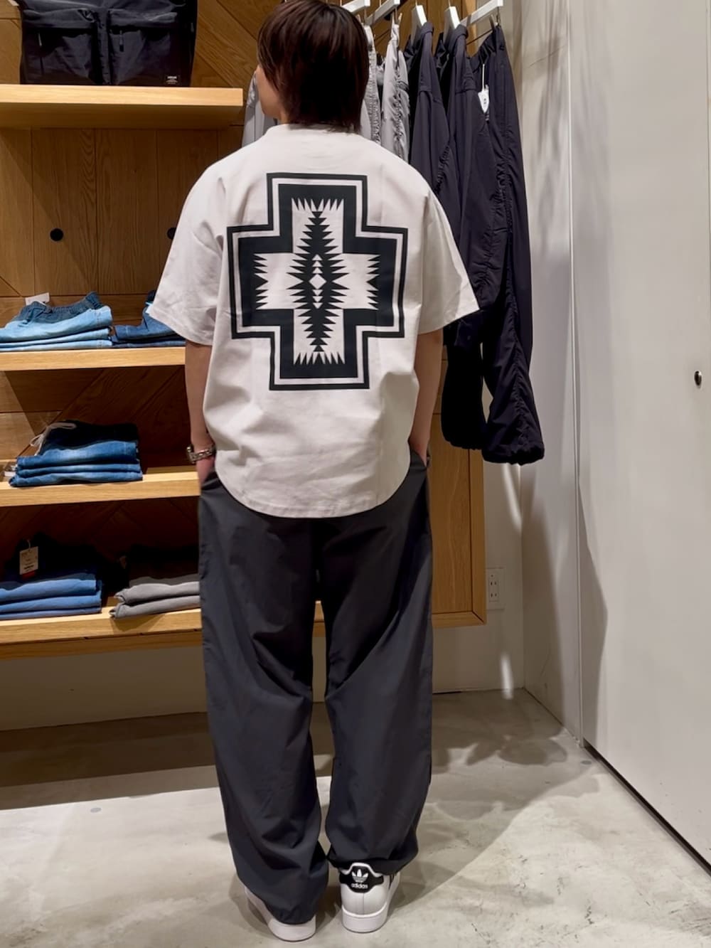 「夏コーデ、白Tシャツ、メンズコーデ、休日スタイル、ストリート、夏、お出かけコーデ、最近のいい感じコーデ、スニーカー、PENDLETON、大人カジュアル、カジュアル、シンプルコーデ、いいね、save、フォローお願いします🤑、BAYFLOW(BAYFLOW)」｜「PENDLETONの【PENDLETON(ペンドルトン)】別注SOLOTEX半袖Tシャツ25SS（Tシャツ/カットソー、ベージュ系）」を使った、ゆーーーとさん（メンズ・173cm）の夏コーディネートの2枚目の写真
