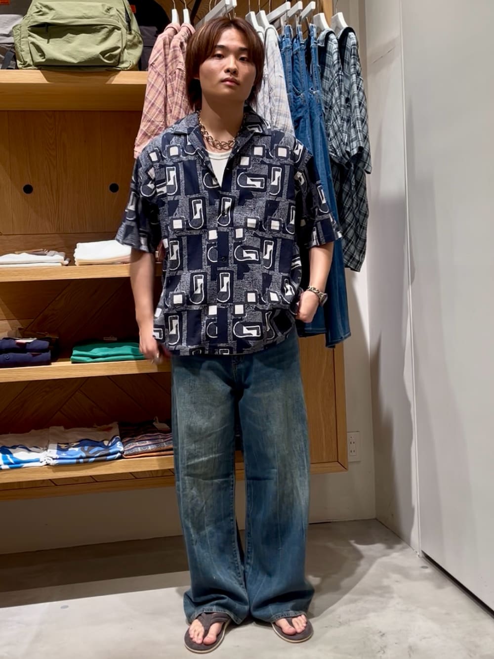 「柄シャツ、夏コーデ、メンズファッション、今日のコーデ、大人カジュアル、ゆるコーデ、休日コーデ、お洒落さんとつながりたい、オトナカジュアル、カジュアル、シャツスタイル、デニム、ワイドパンツ、サンダル、BAYFLOW(BAYFLOW)」｜「BAYFLOWの[レイヤードに最適] ワッフルラウンドタンクトップ（Tシャツ/カットソー、ホワイト系）」を使った、ゆーーーとさん（メンズ・173cm）の夏コーディネートの5枚目の写真