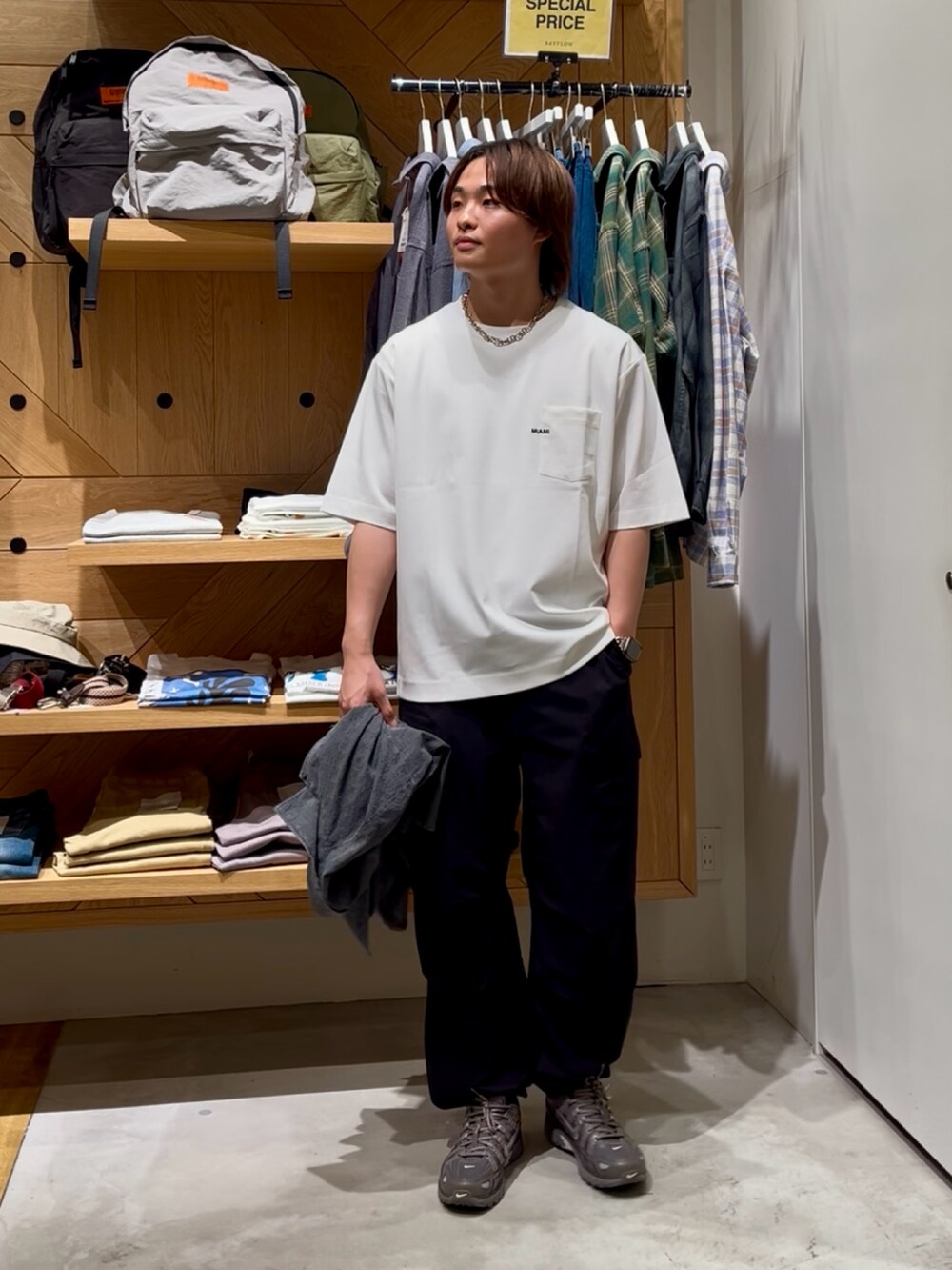 「モノトーン、スポーツミックス、シャツスタイル、白Tシャツ、カジュアルコーデ、シャツ、ストリートコーデ、春夏コーデ、半袖シャツ、大人コーデ、大人カジュアル、カジュアル、シンプルコーデ、NIKE、BAYFLOW(BAYFLOW)」｜「BAYFLOWの［シルキーなタッチ感］シルケットワンポイントTシャツ（Tシャツ/カットソー、ホワイト系）」を使った、ゆーーーとさん（メンズ・173cm）の夏コーディネートの5枚目の写真
