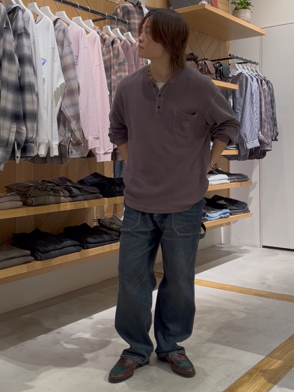 レッド系のTシャツ/カットソー、ブルー系のその他パンツを着用したメンズの秋コーディネートの3枚目の写真