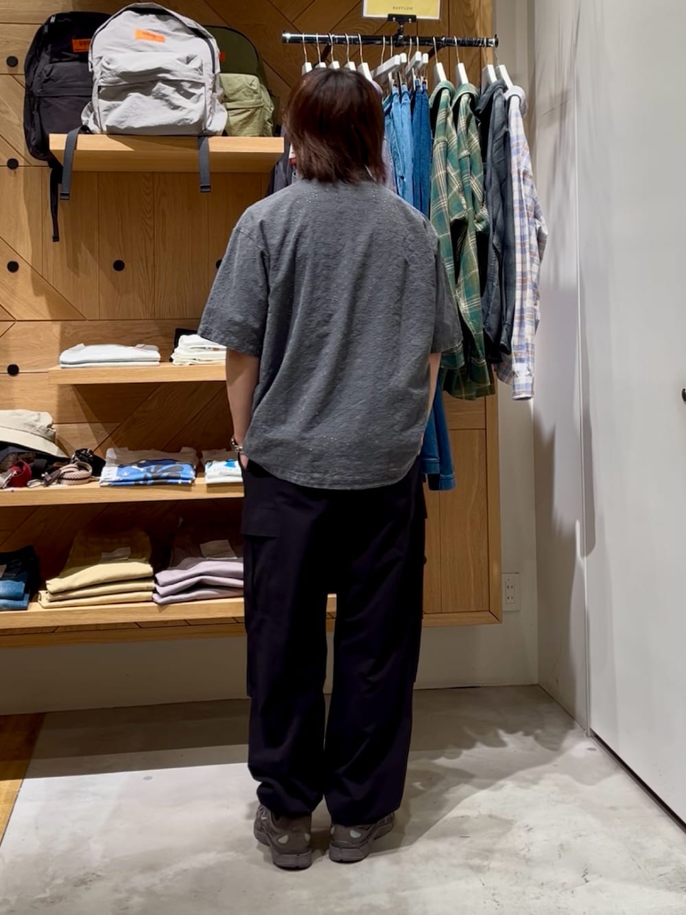 「モノトーン、シャツスタイル、白Tシャツ、夏服コーデ、半袖シャツ、夏、大人カジュアル、おしゃれさんと繋がりたい、大人コーデ、ファッションを楽しもう、オープンカラーシャツ、レース、ピグメント、BAYFLOW(BAYFLOW)、NIKE」｜「BAYFLOWのレースピグメント半袖シャツ（シャツ/ブラウス、グレー系）」を使った、ゆーーーとさん（メンズ・173cm）の夏コーディネートの3枚目の写真