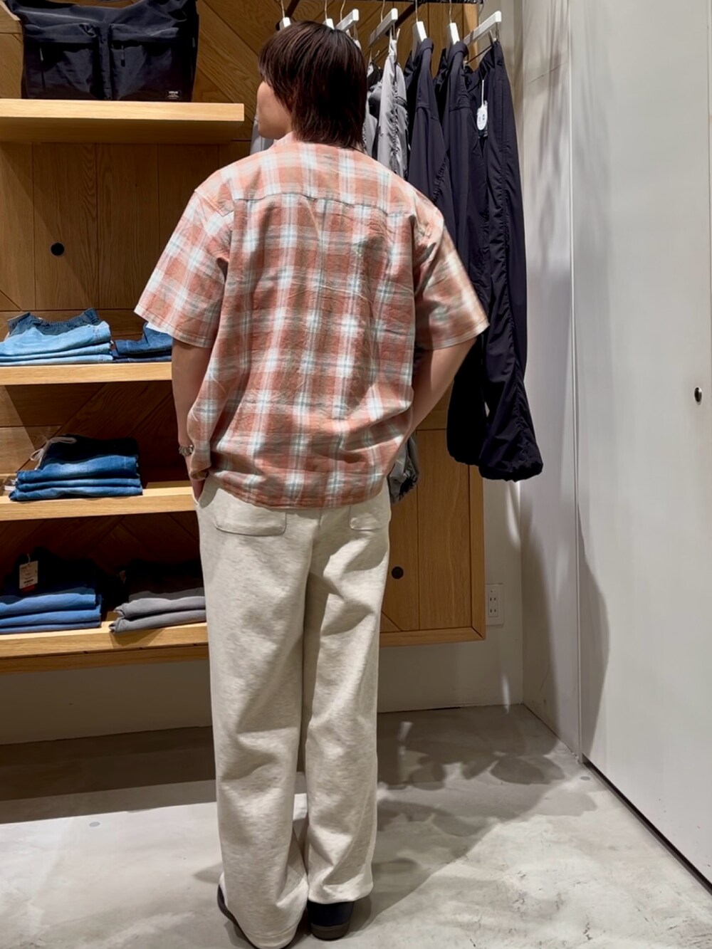 「白Tシャツ、夏コーデ、シンプルコーデ、大人カジュアル、いいね、save、フォローお願いします🤑、春夏コーデ、今日のコーデ、大人コーデ、おでかけコーデ、シャツ好き集まれ、お洒落さんとつながりたい、チェックシャツ、スウェットパンツ、BAYFLOW(BAYFLOW)、adidas」｜「BAYFLOWの[ヴィンテージライク] オープンカラー半袖チェックシャツ（シャツ/ブラウス、レッド系）」を使った、ゆーーーとさん（メンズ・173cm）の夏コーディネートの2枚目の写真