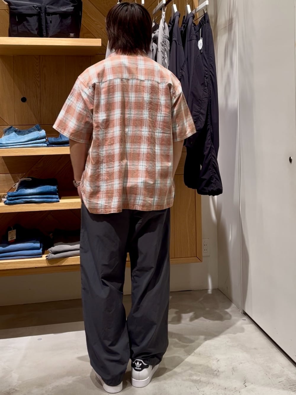 「夏服、夏コーデ、シンプルコーデ、カジュアル、大人カジュアル、チェック、シャツスタイル、Tシャツ、ワイドパンツ、ナイロンパンツ、スニーカー、ラフ、いいね、save、フォローお願いします🤑、adidas、BAYFLOW(BAYFLOW)」｜「BAYFLOWの[USAコットン]ヘビーウェイトクルーネック半袖Tシャツ（Tシャツ/カットソー、ブラック系）」を使った、ゆーーーとさん（メンズ・173cm）の夏コーディネートの2枚目の写真